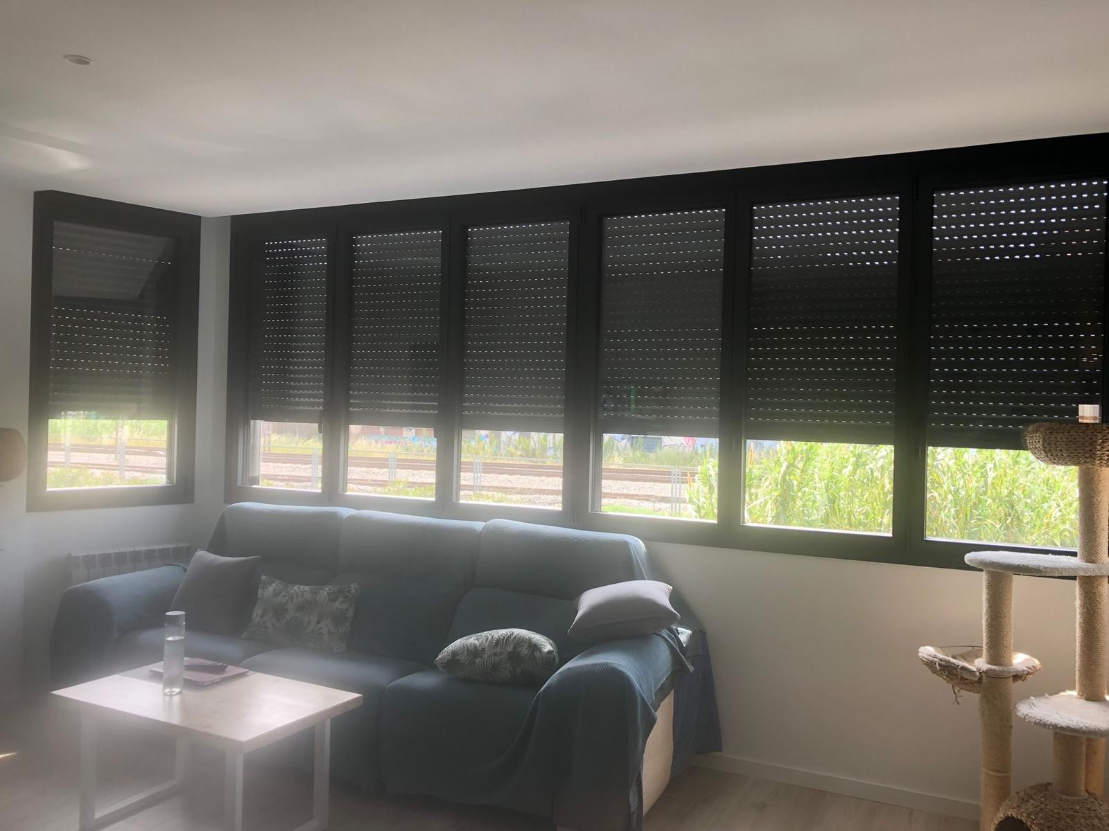 Ventanas oscilobatientes de aluminio fabricadas a medida​